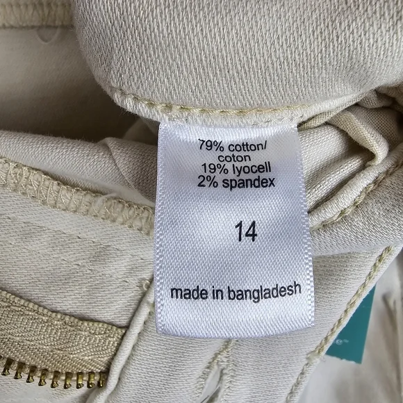 Maurices Tan Twill Pleated Shorts NWT - Picture 3 of 11